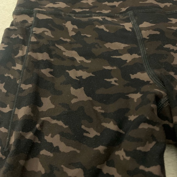 ATHLETA CAMOUFLAGE ULTRA HIGH RISE ELATION BUTTERY SOFT TIGHT SIZE SMALL - Picture 7 of 8